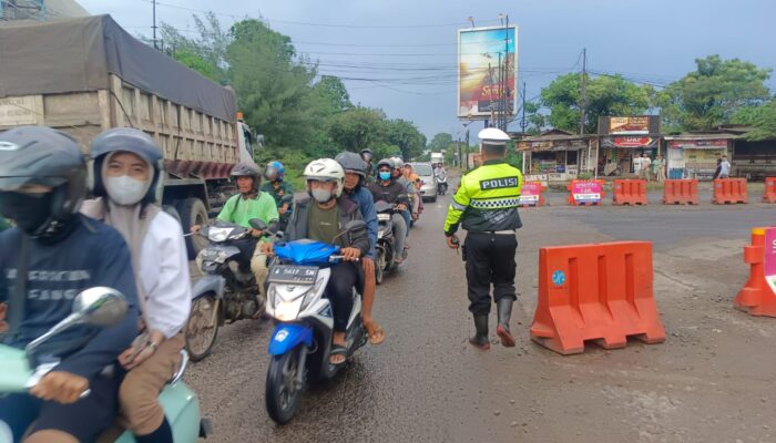 Personil Polsek Ciwandan Polres Cilegon Gatur Lalu-lintas Wisata Di Simpang JLS