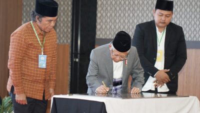 Wapres Menandatangani Prasasti Penetapan Kresek sebagai Kampung Santri