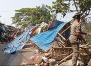 Satpol PP Kabupaten Serang Bongkar Lapak Liar PKL di Dekat Situ Ciherang Cikande