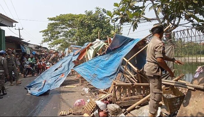 Satpol PP Kabupaten Serang Bongkar Lapak Liar PKL di Dekat Situ Ciherang Cikande