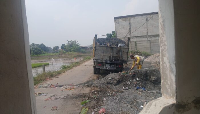 Warga Desa Mekarjaya Keluhkan Mata Perih dan Nafas Sesak Akibat Sampah Berasap Diduga Limbah PT Araputra Fortuna Perkasa 