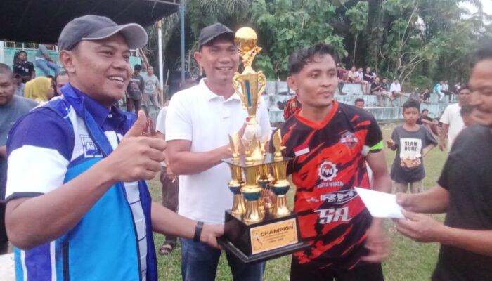 Riuh Ratusan Masyarakat, Sambut Cabup Rohul Kelmi Amri Pada Penutupan Turnamen Sepakbola Bangun Purba Cup IV 2024