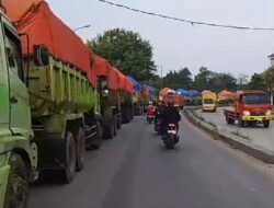 Mobil Damp Truck Pengangkut Tanah Parkir Liar Di Sepanjang Jalan Nasional Serang – Jakarta, Masyarakat Minta Intansi Terkait Tindak Tegas