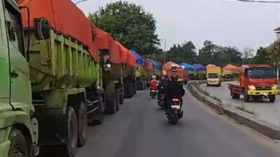 Mobil Damp Truck Pengangkut Tanah Parkir Liar Di Sepanjang Jalan Nasional Serang – Jakarta, Masyarakat Minta Intansi Terkait Tindak Tegas