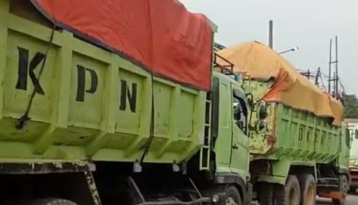 Parkir Liar Mobil Damp Truck Pengangkut Tanah Belum Ada Tindakan, Ada Apa Dengan Pihak Terkait? 