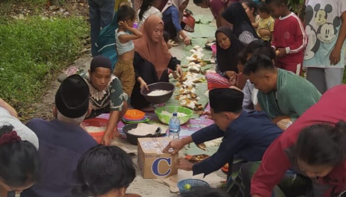 Ucapkan Syukur Jalan Sudah di Bangun, Warga Desa Mander Adakan Syukuran di Jalan