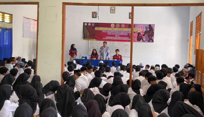 Seminar Penyuluhan Hukum KKM Universitas Bina Bangsa Kelompok 62 di SMAN 15 Pandeglang