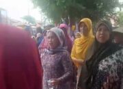 Aksi Emak -Emak Hadang Truk Bermuatan Tanah Melintas di Desa Kemuning Kecamatan Kresek 