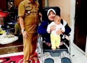 Camat Ciomas Serahkan Bantuan Kursi Roda kepada Penyandang Disabilitas