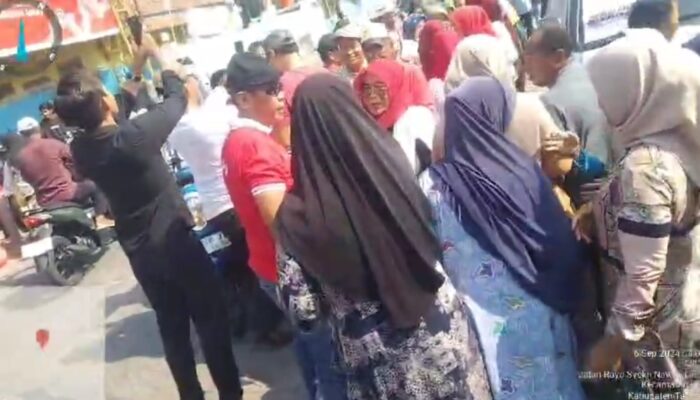 Relawan “Kang Mahfudin” Bagikan 800 Box Nasi Dalam Gelaran Jum’at Berkah